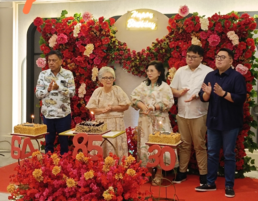 Pnt Rio Dondokambey bersama Olly Dondokambey dan Rita Dondokambey Tamuntuan serta Ray Dondokambey juga oma Netty Tamuntuan Keles, saat ibadah syukur ulang tahun hari ini.