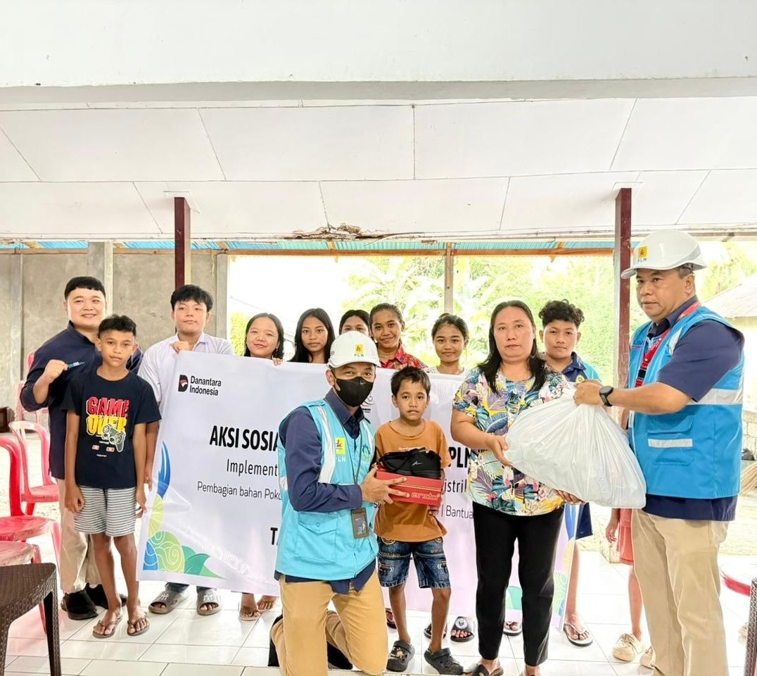 Manager UP3 Tahuna RM Dimas Adhi Prabowo (tengah) menyerahkan bantuan kepada anak-anak panti  Asuhan Lohoraung di  Kabupaten Kepulauan Sangihe,&nbsp;Sulawesi&nbsp;Utara dalam program Sosial Perokris 2025.
