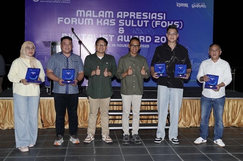 Perwakilan BSG Cabang Siau (dua dari kanan) menerima penghargaan dari BI