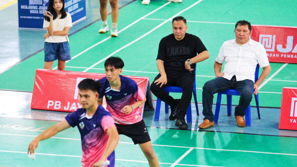 Tim Badminton Kontingen Tomohon meski tampil dengan komposisi pemain muda mampu menggondol medali Perunggu di Porprov Sulut 2025. Dok istimewa