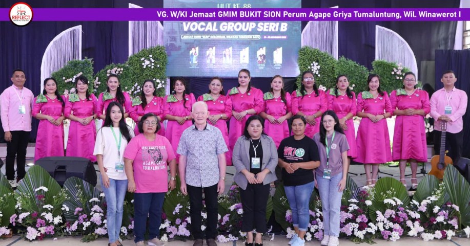 Tim Vokal Grup W/KI Gmim Bukit Sion Perum Agape Griya Tumaluntung didampingi Ketua BPMJ Pdt Tommy Kalengkongan dan komisi W/KI Jemaat. (Dok Panitia)