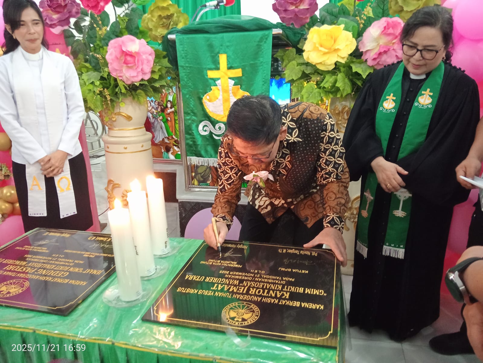 Wali Kota Bitung Hengky Honandar meresmikan gedung Pastori dan kantor jemaat GMIM Bukit Kinaleosan.(Dok Istimewa)