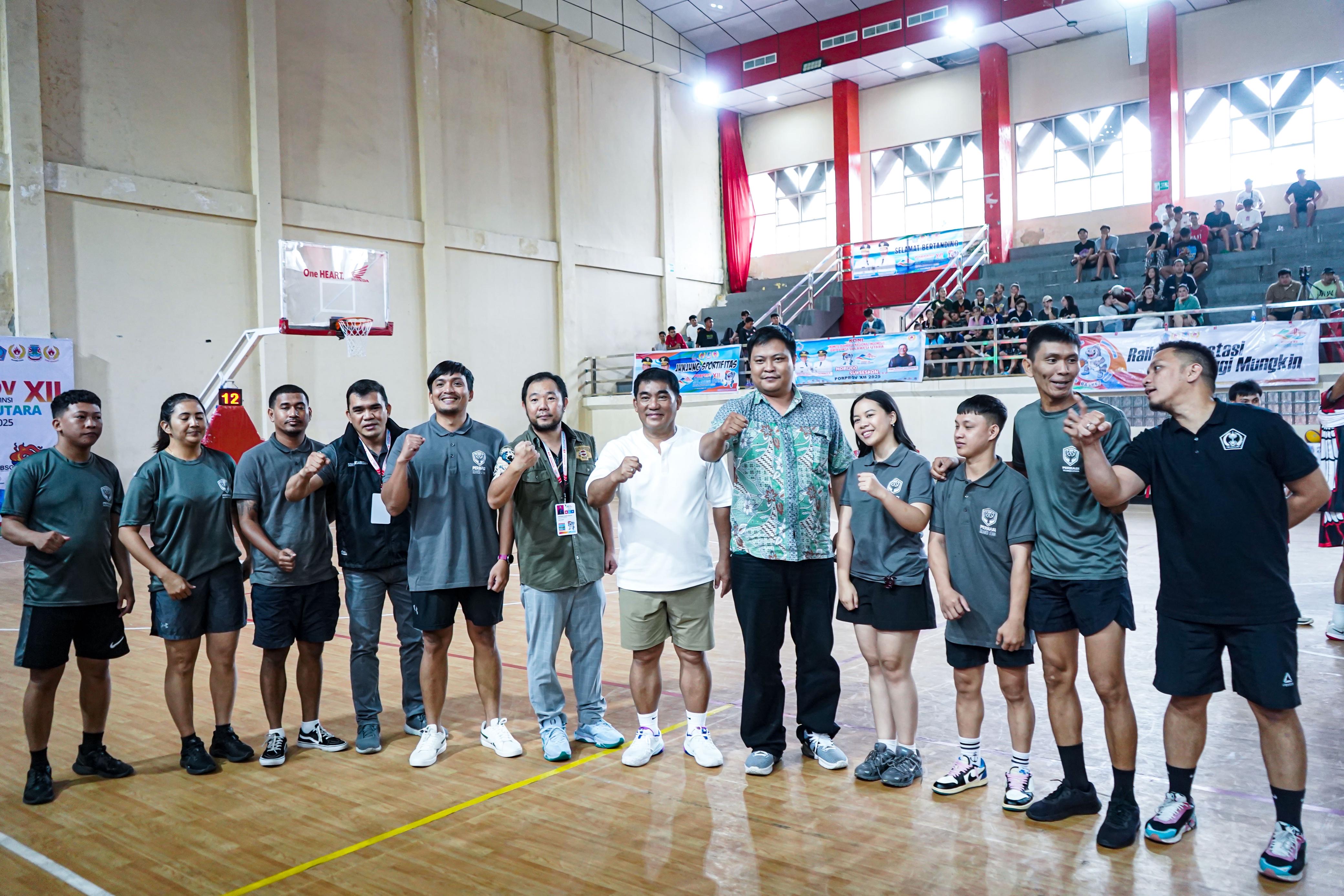 Panitia Porprov Cabor Bola Basket yang diketuai Sanny Wijoyo bersama Gubernur Sulut Yulius Selvanus