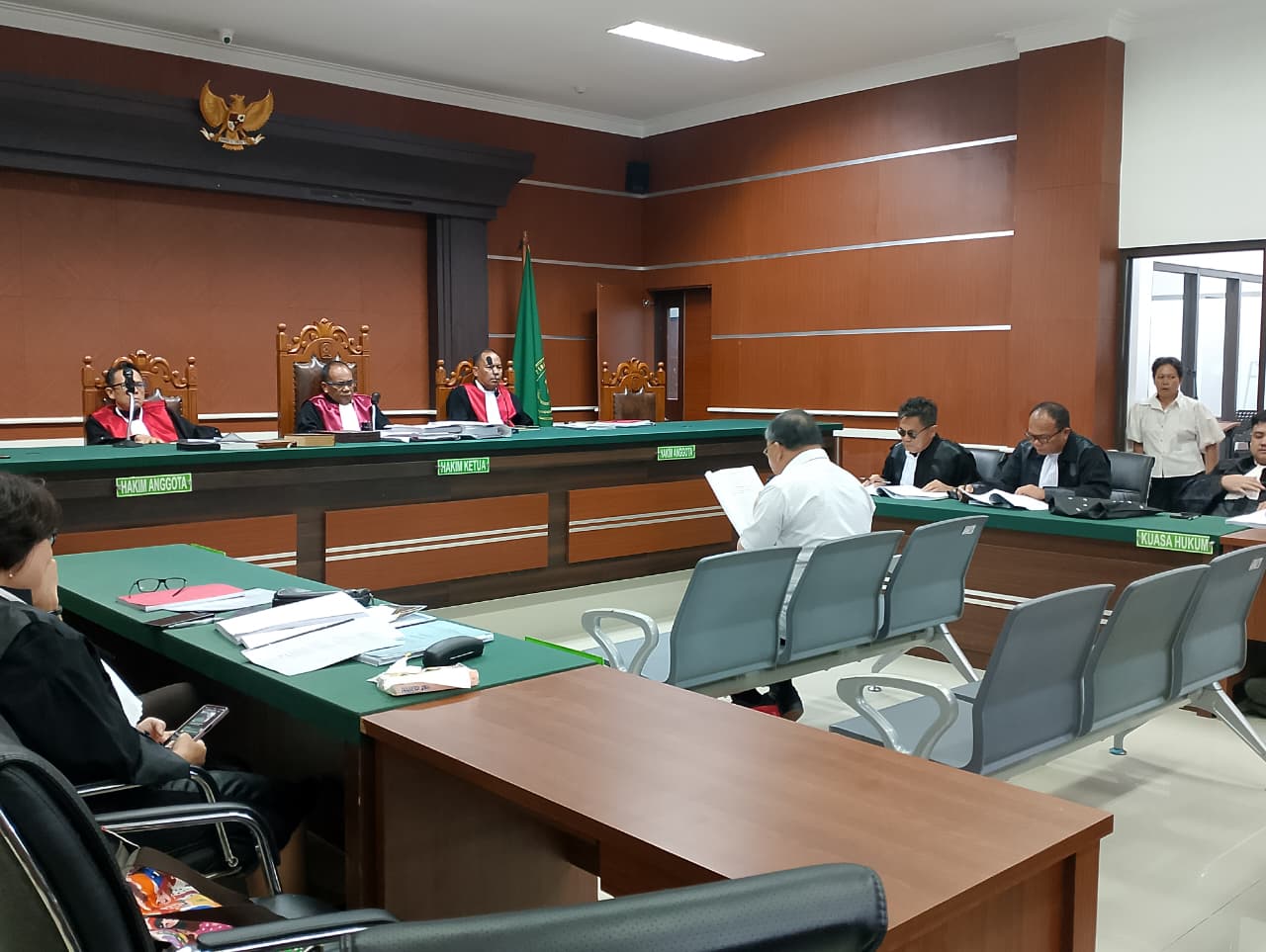 BEBERKAN: Terdakwa Pdt Hein Arina saat membacakan nota pledoi dalam kasus hibah GMIM.
