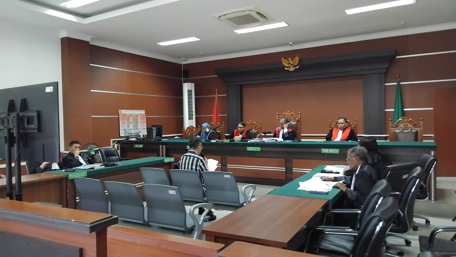 PERMINTAAN: Terdakwa Asiano Gamy Kawatu saat membacakan pembelaan