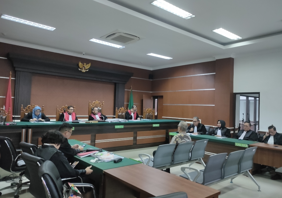PEMBELAAN: Terdakwa Steve Kepel saat membacakan pledoi dalam kasus hibah GMIM.