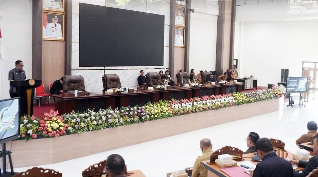 Wakil Wali Kota saat membacakan secara garis besar Rancangan APBD Kota Manado 2026, Senin (24/11) di rapat paripurna DPRD