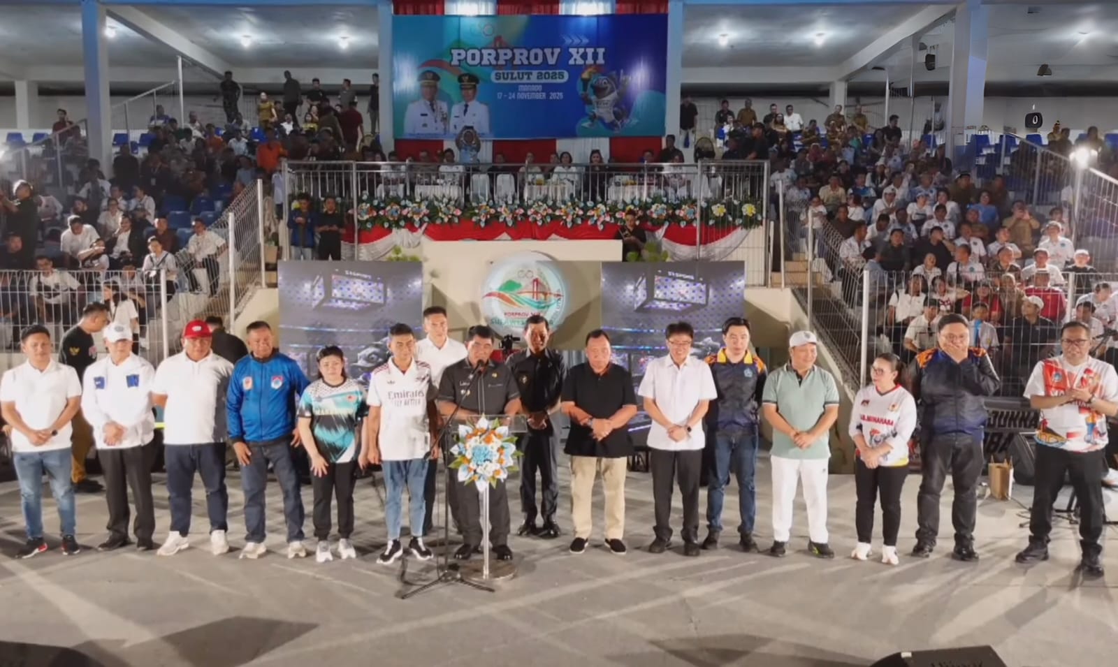 Gubernur didampingi Wakil Gubernur bersama Bupati/Wali Kota dan Wakil Bupati/Wakil Wali Kota se Sulut saat menutup Porprov XII, Senin (24/11) di Stadion Klabat, Manado