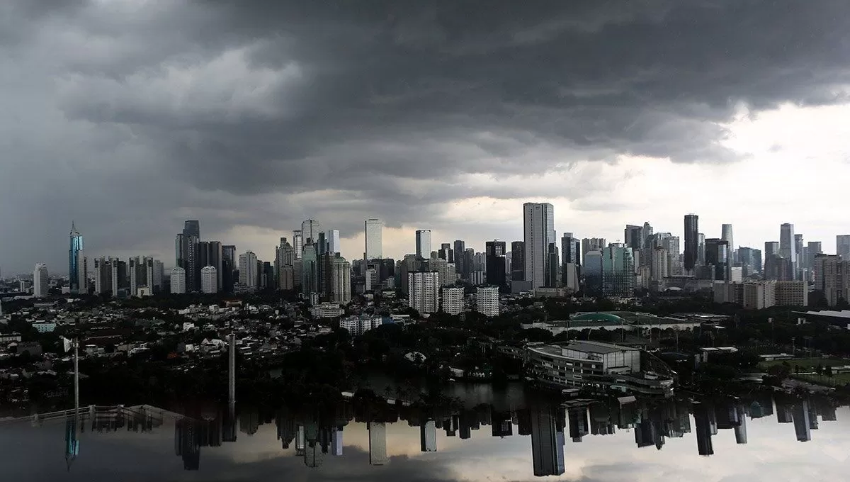Awan tebal tampak menyelimuti permukiman dan gedung bertingkat di Jakarta. (Asprilla Dwi Adha/ANTARA)