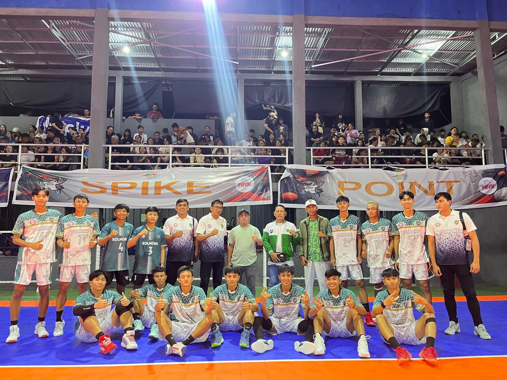 Bupati Yusra saat memberikan support kepada atlet