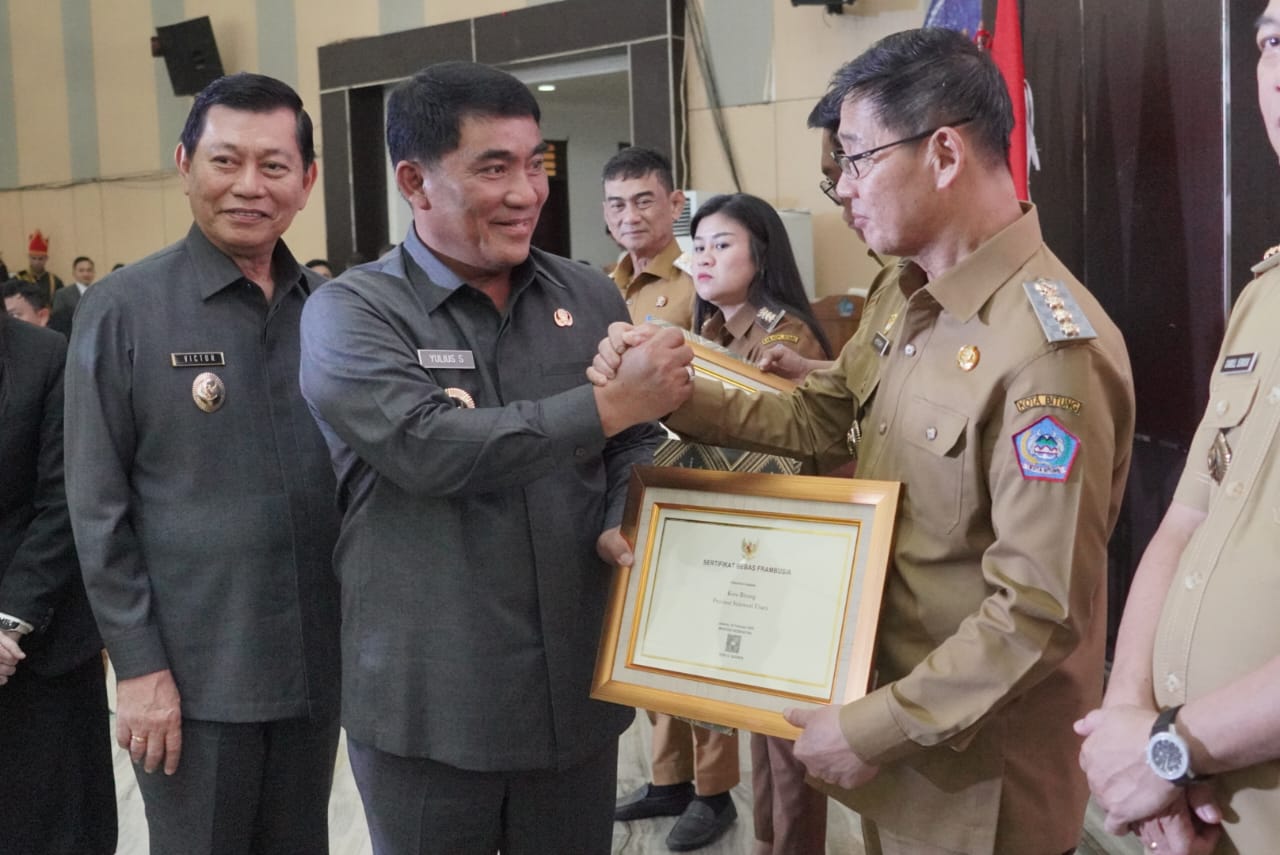 Wali Kota Bitung Hengky Honandar menerima tiga penghargaan yang diserahkan Gubernur Sulut Mayjen TNI (Purn) Yulius Selvanus.(Dok Istimewa)