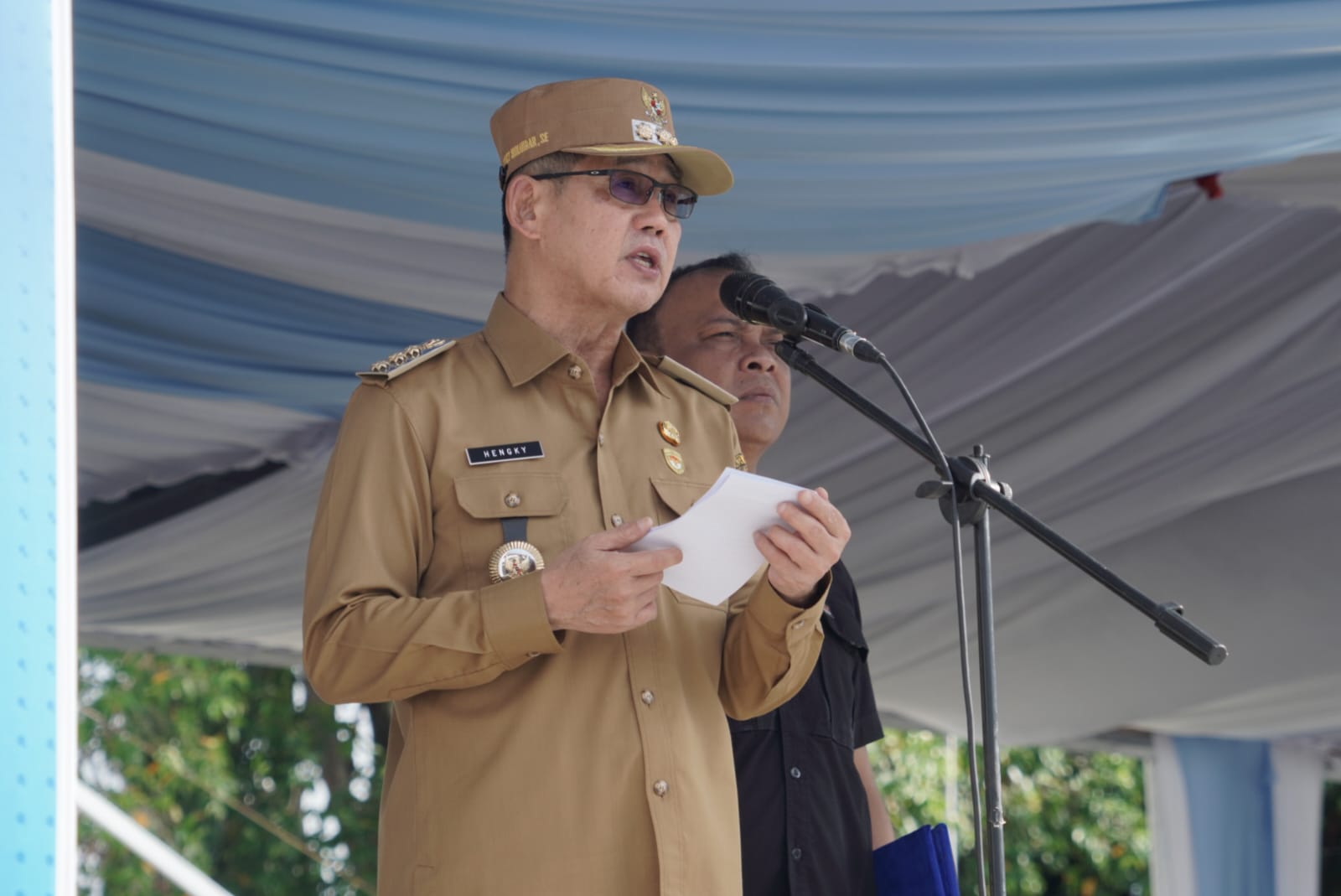 Wali Kota Bitung Hengky Honandar membawakan sambutan pada upacara peringatan HGN dan HUT ke-80 PGRI.(Dok Istimewa)