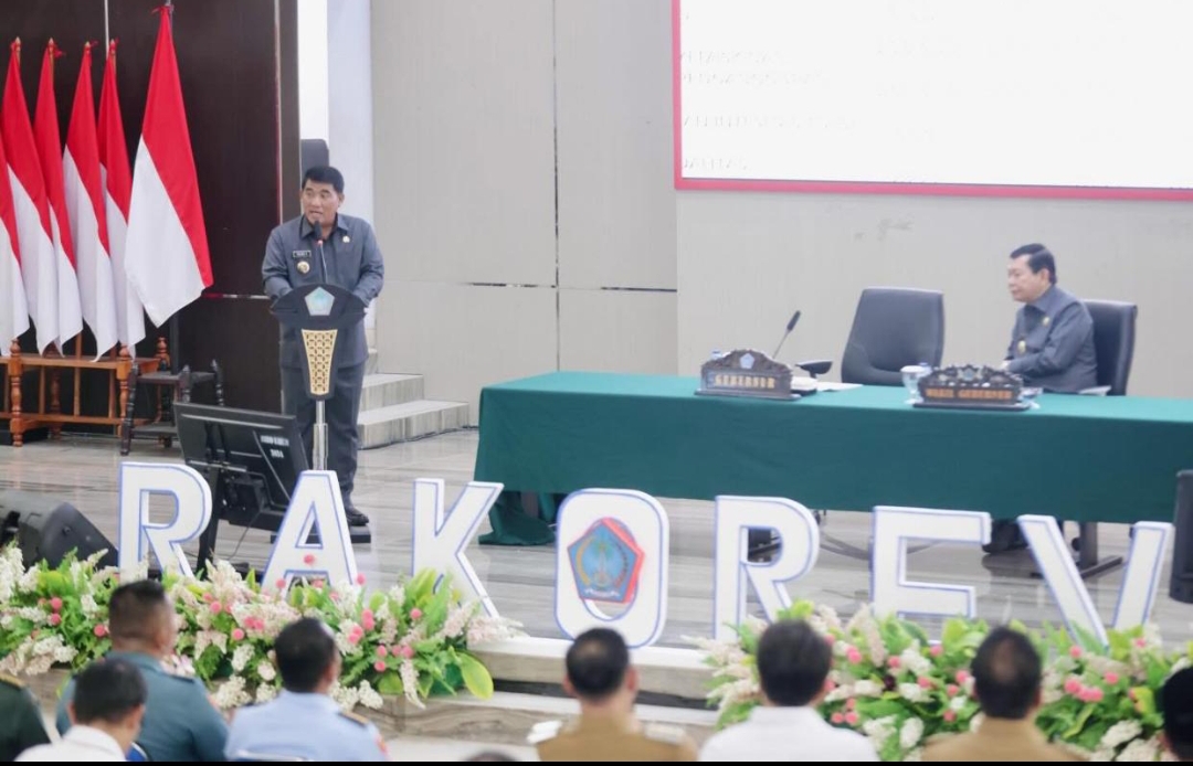 Gubernur Sulut Mayjen TNI Pur Yulius Selvanus SE saat pimpin Rakorev