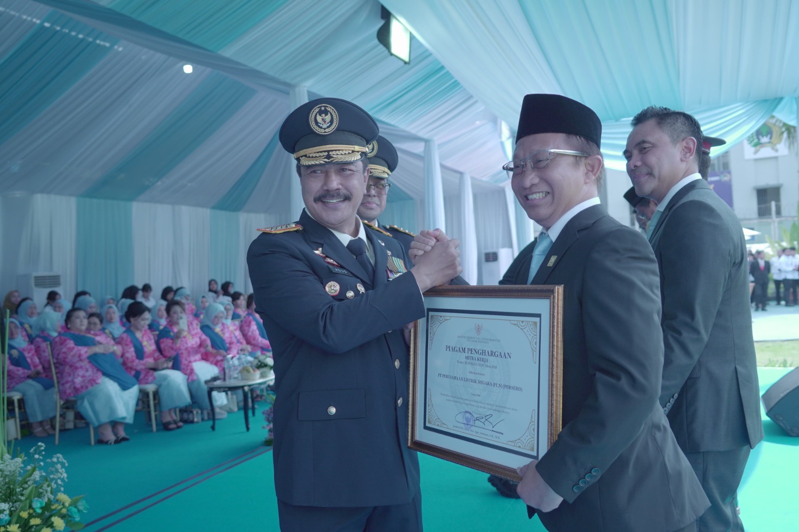 Menteri Imigrasi dan Pemasyarakatan RI, Agus Andrianto (depan kiri) ketika memberikan piagam penghargaan kepada Direktur Retail dan Niaga PLN, Adi Priyanto (depan kanan) atas komitmen PLN.