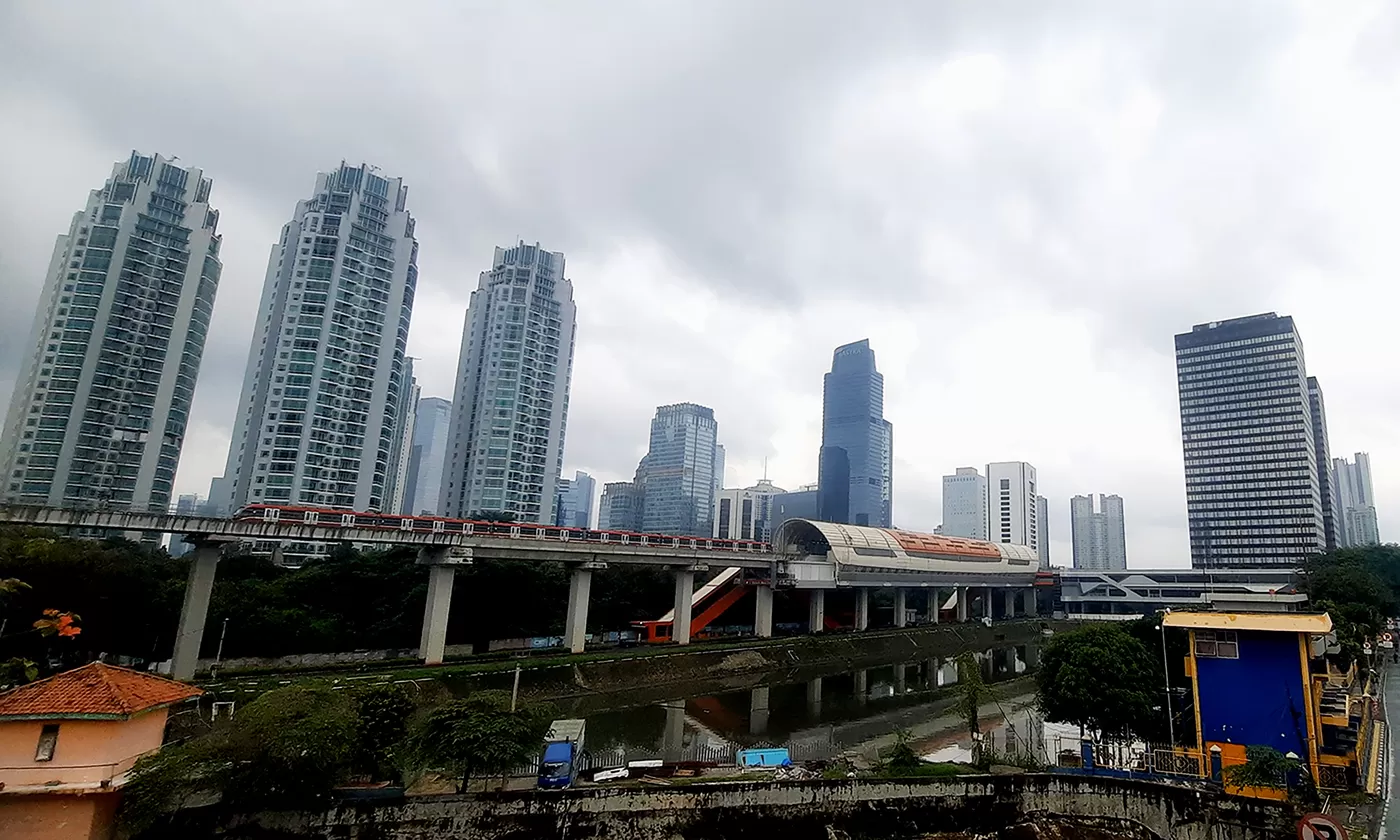 Cuaca mendung di Jakarta. (DERY RIDWANSAH/ JAWAPOS.COM)