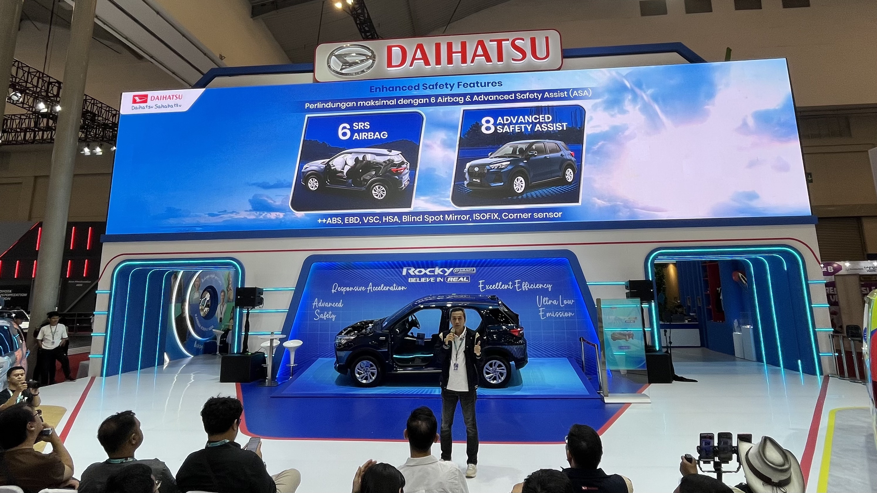 Eksplorasi Rocky e Smart Hybrid dengan Unit Exhibit sebagai Sarana Edukasi di Booth Daihatsu GJAW 2025