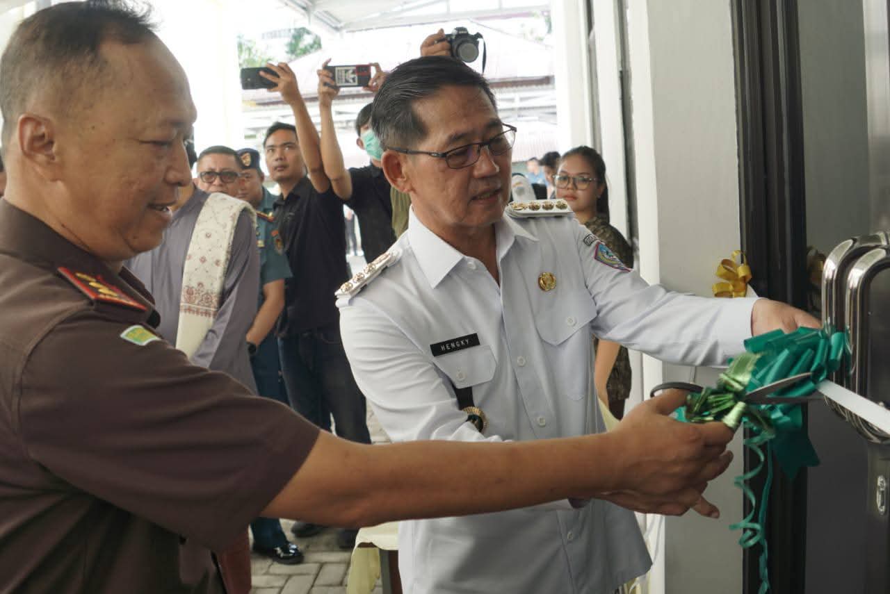 Wali Kota Bitung Hengky Honandar dan Kajari Bitung Krisna Pramono meresmikan fasilitas baru di lingkungan Kantor Kejari Bitung.(Dok Istimewa)