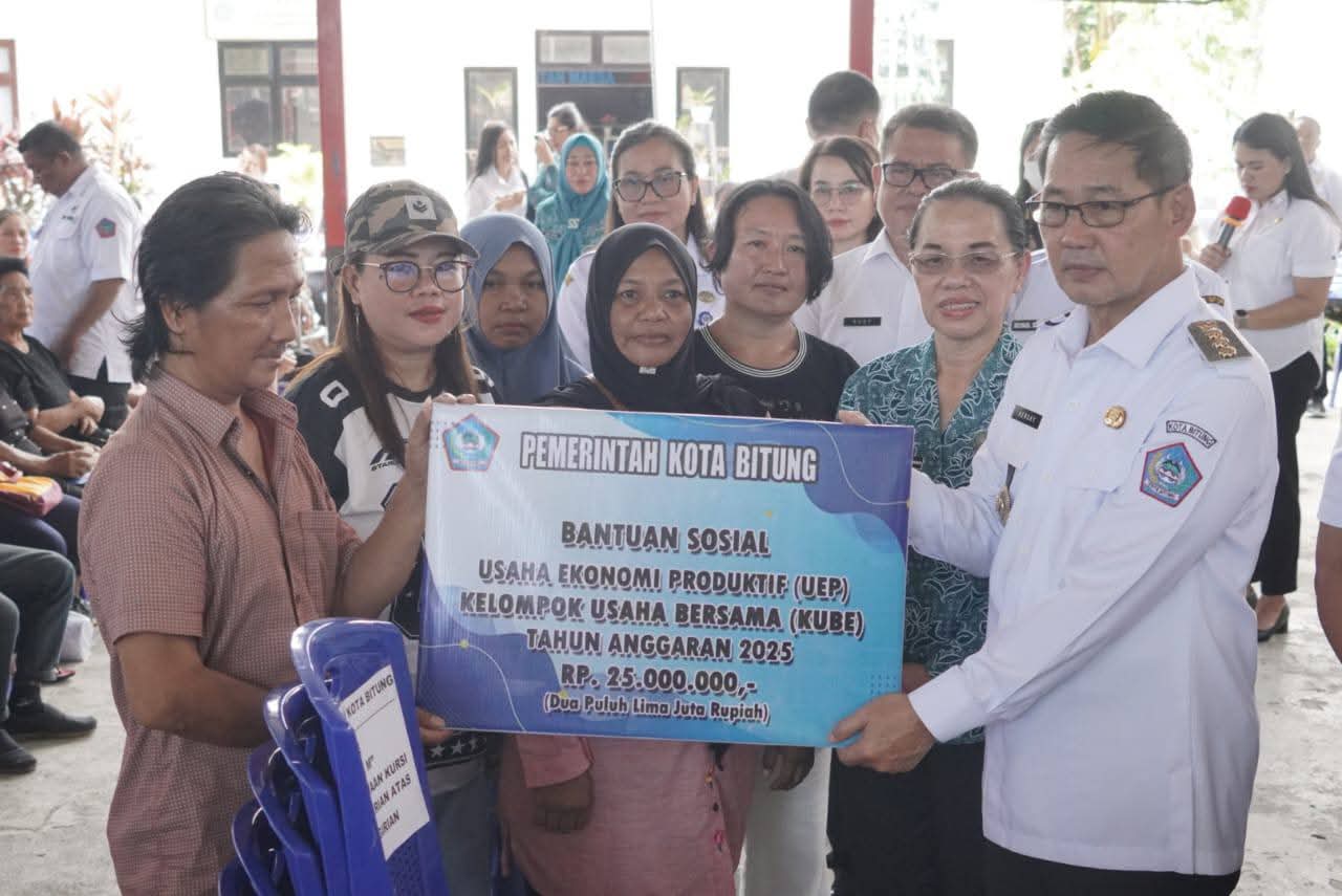 Wali Kota Bitung Hengky Honandar didampingi Ketua TP-PKK Ellen Honandar Sondakh menyalurkan Bansos kepada penerima manfaat.(Dok Istimewa)