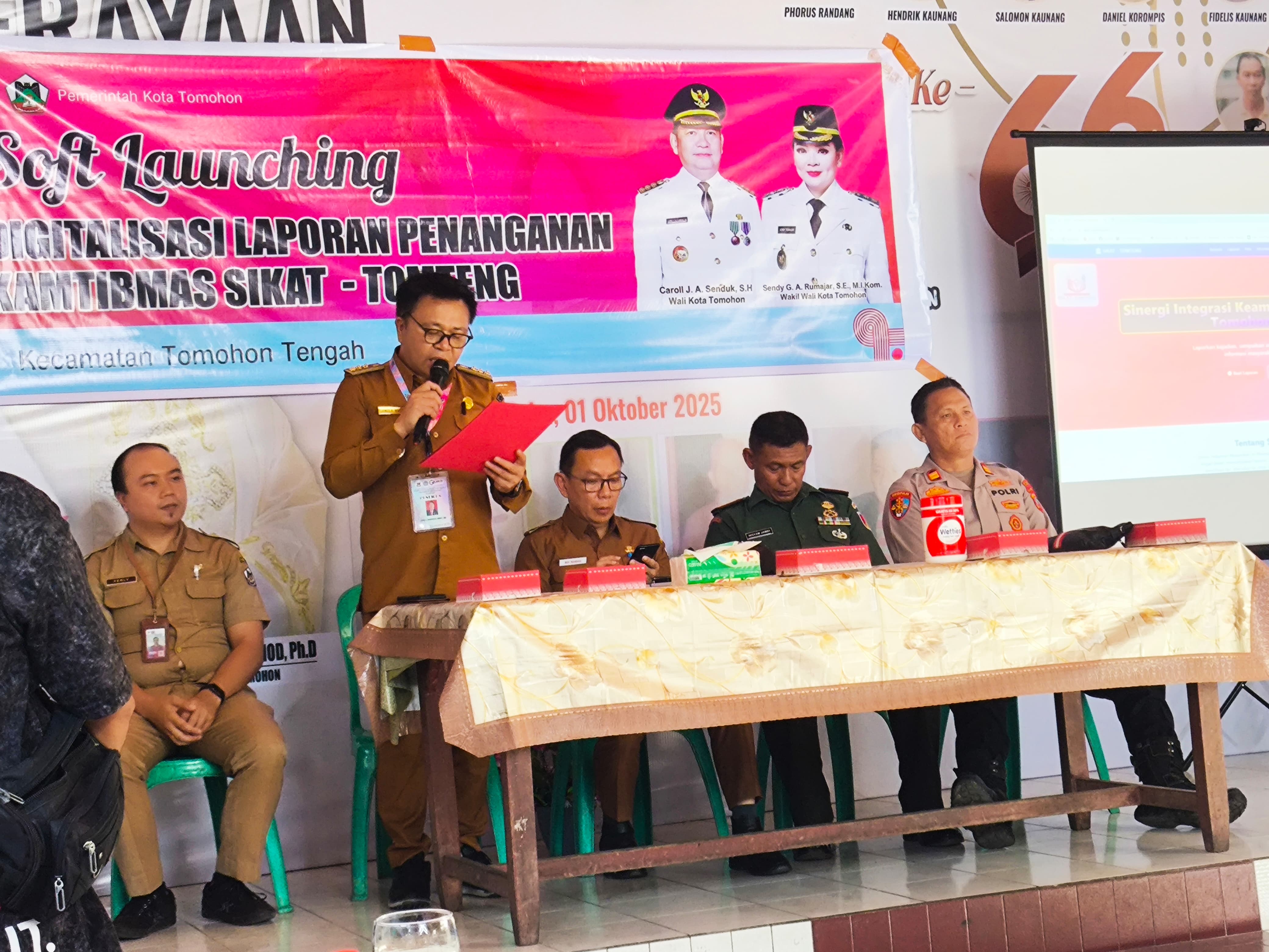 Camat Jones Mait SH saat memaparkan aplikasi SIKAT Tomteng, disaksikan Asisten I Drs O D S Mandagi, Danramil Kapt Inf Isyam Jambi dan Kapolsek Tomohon Tengah Iptu Stenly Tawalujan. Dok istimewa