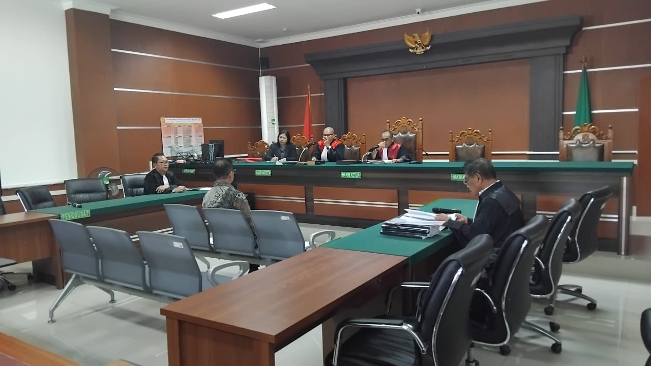 PLEDOI: Freddy Kaligis saat membacakan pembelaan dalam kasus hibah GMIM.