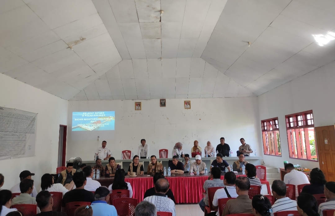 INTERAKTIF: Tim BAP DPD RI saat berdialog bersama masyarakat Pulau Bunaken terkait permasalahan tanah yang statusnya belum jelas.