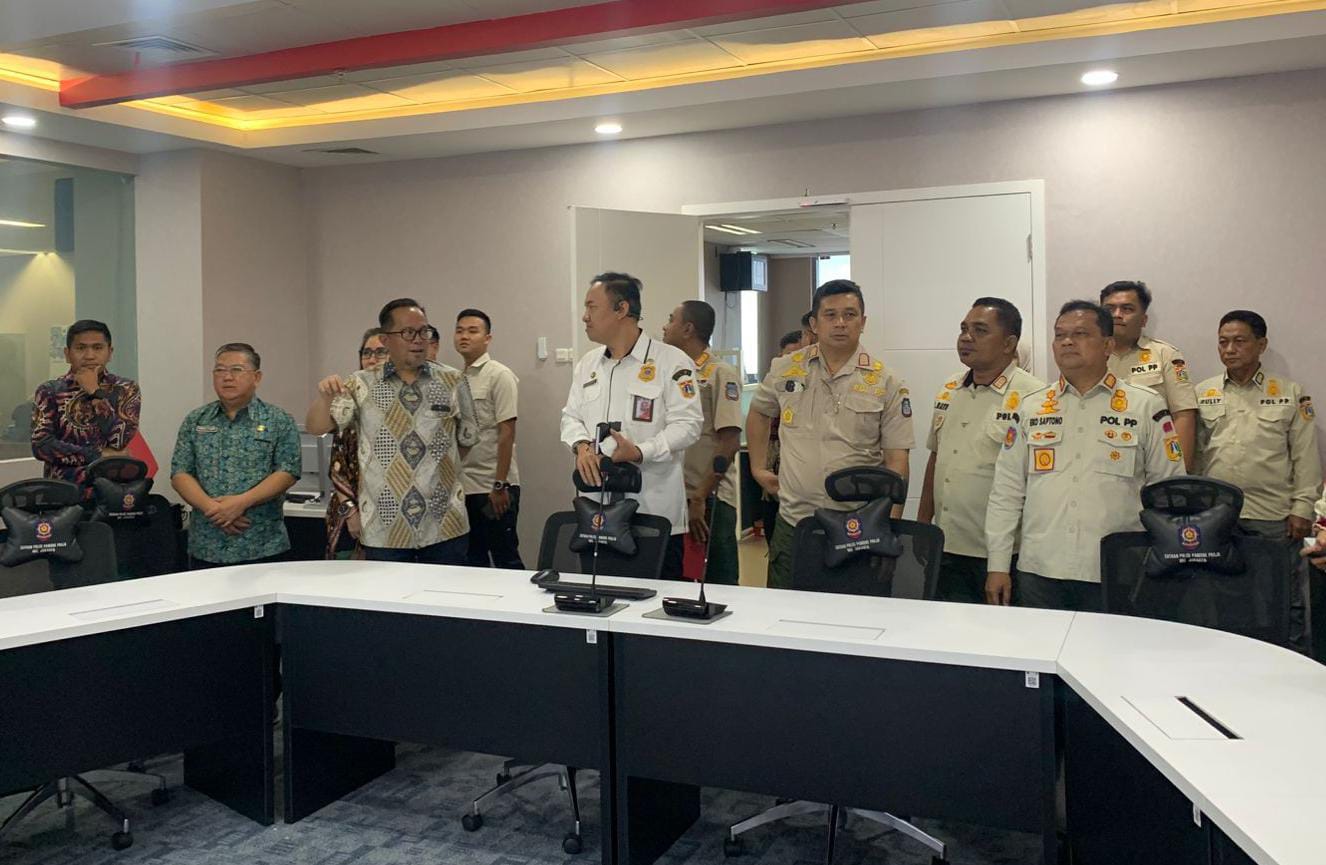 Wakil Wali Kota Manado saat menyaksikan pemaparan dari pejabat Satuan Polisi Pamong Praja (Satpol PP) Provinsi DKI Jakarta, Rabu (26/11).
