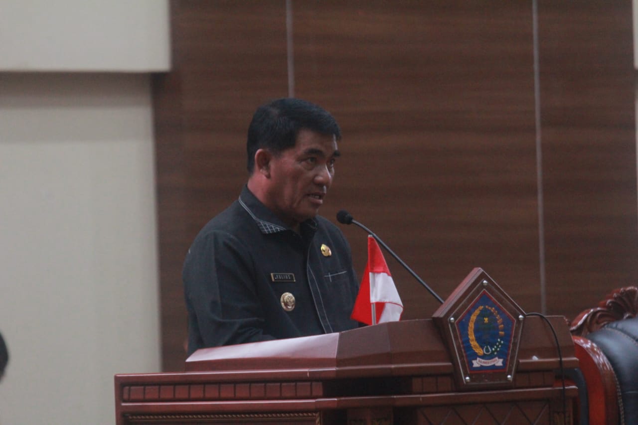 Gubernur Sulut Yulius Selvanus dalam rapat paripurna DPRD Sulut, Rabu (26/11).