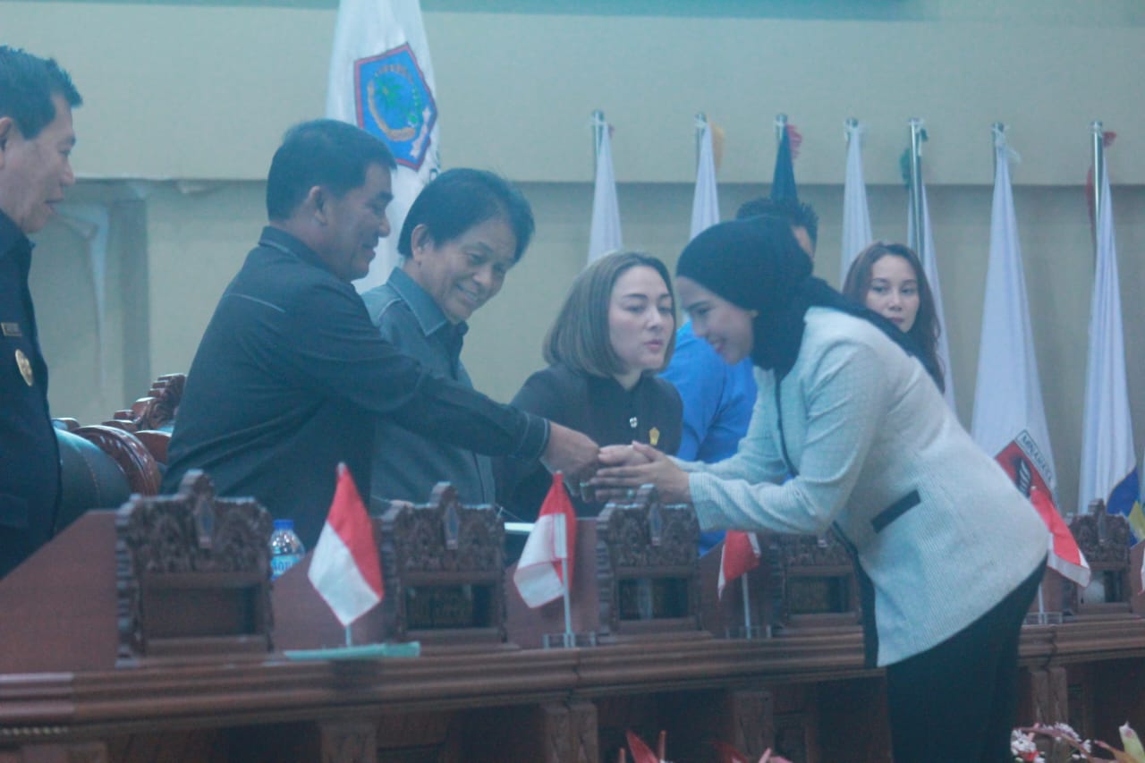 Anggota Bapemperda Feramitha Mokodompit menyerahkan dokumen Propemperda 2026 pada Gubernur Sulut.