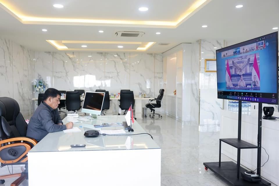 Gubernur Yulius Selvanus mengikuti Rapat Percepatan Pembangunan Koperasi Desa Merah Putih secara virtual yang dipimpin Presiden Prabowo Subianto, Selasa (25/11/2025).