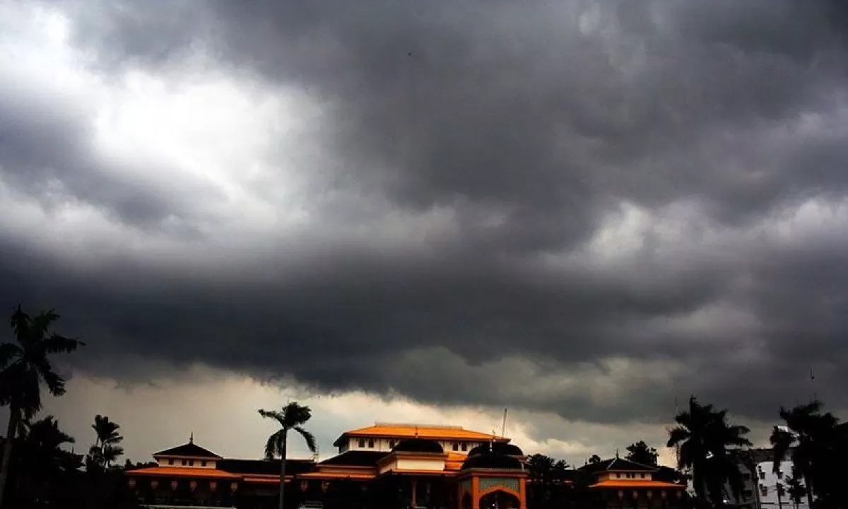 Awan hitam menyelimuti Kota Medan (Irsan Mulyadi/ANTARA)