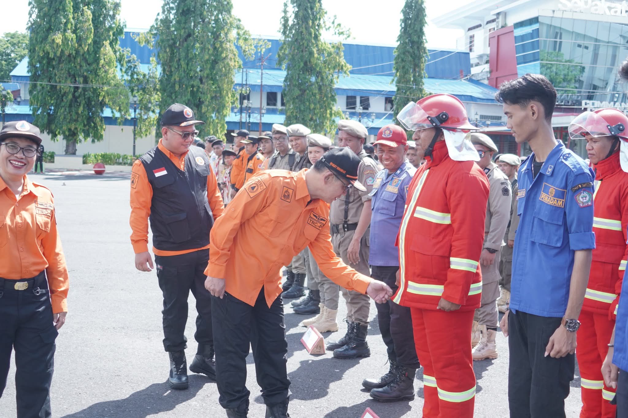 Wali Kota Bitung Hengky Honandar didampingi Wakil Wali Kota Randito Maringka mengecek kesiapan personel.(Dok Istimewa)