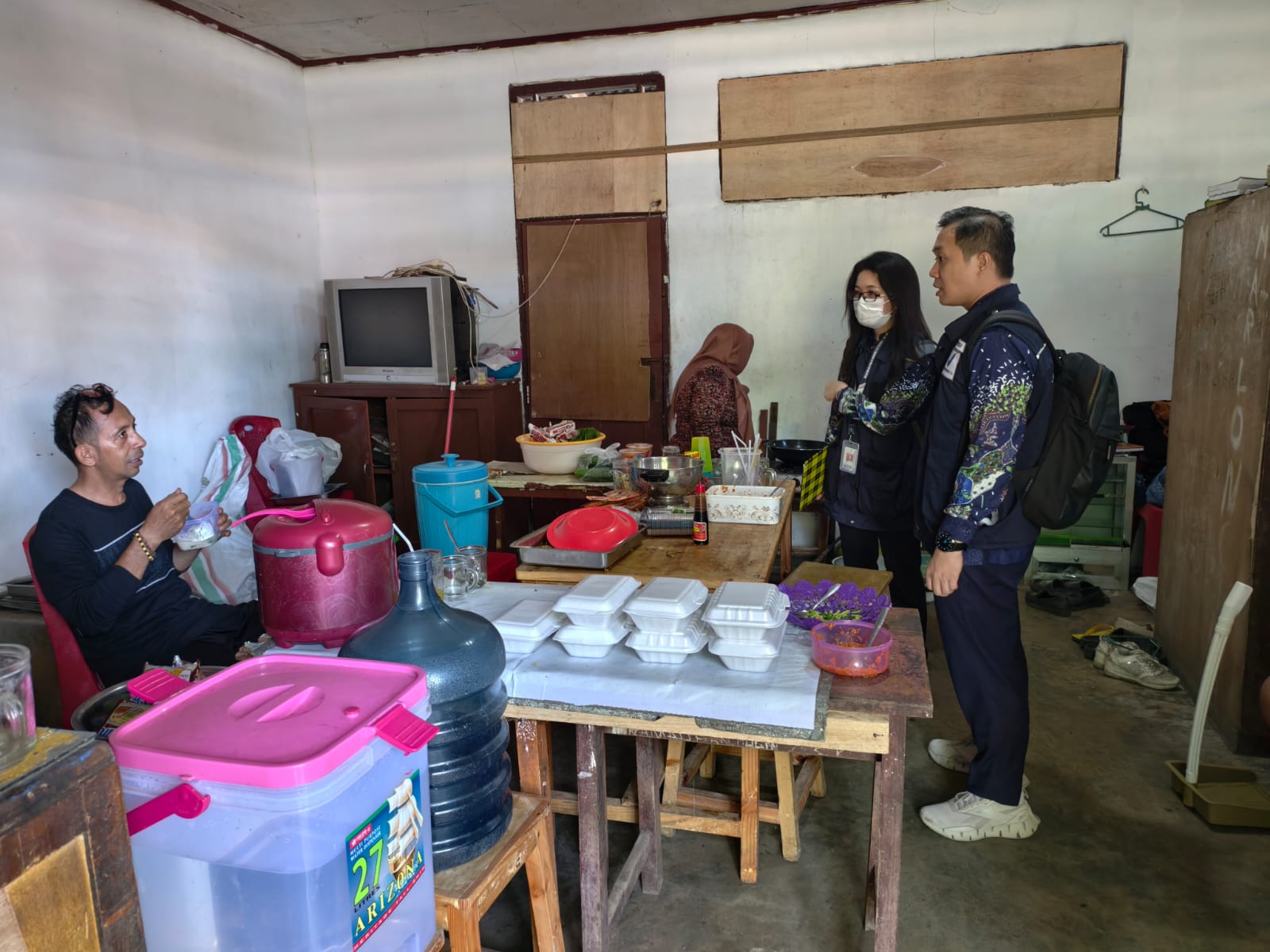 Pengecekan-Badan POM saat meninjau lokasi kantin yang ada di Sekolah SMP Negeri 2 Airmadidi.