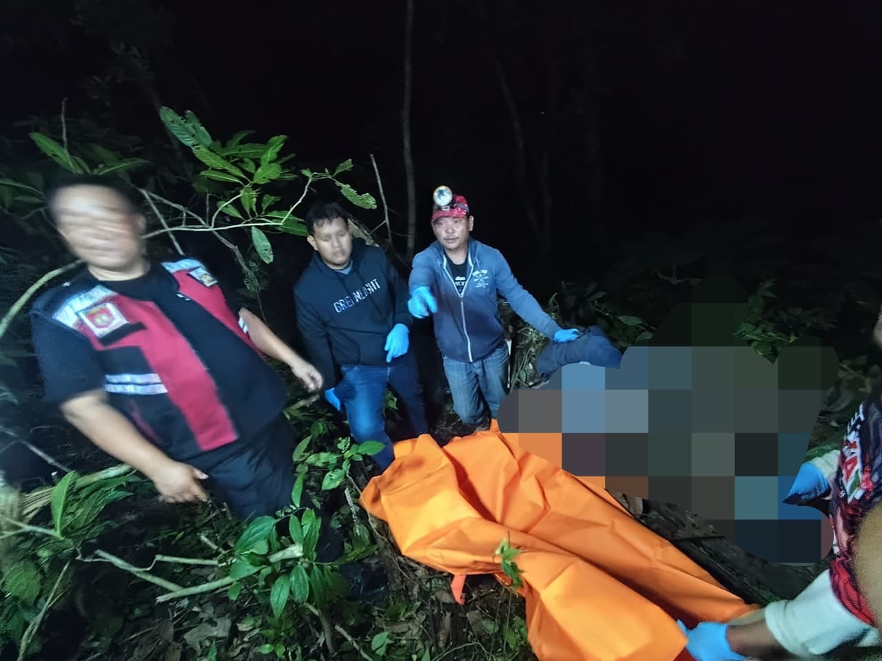 DIEVAKUASI: Suasana pelaksanaan evakuasi penemuan mayat yang belakangan diketahui merupakan warga Rurukan. Dok istimewa.