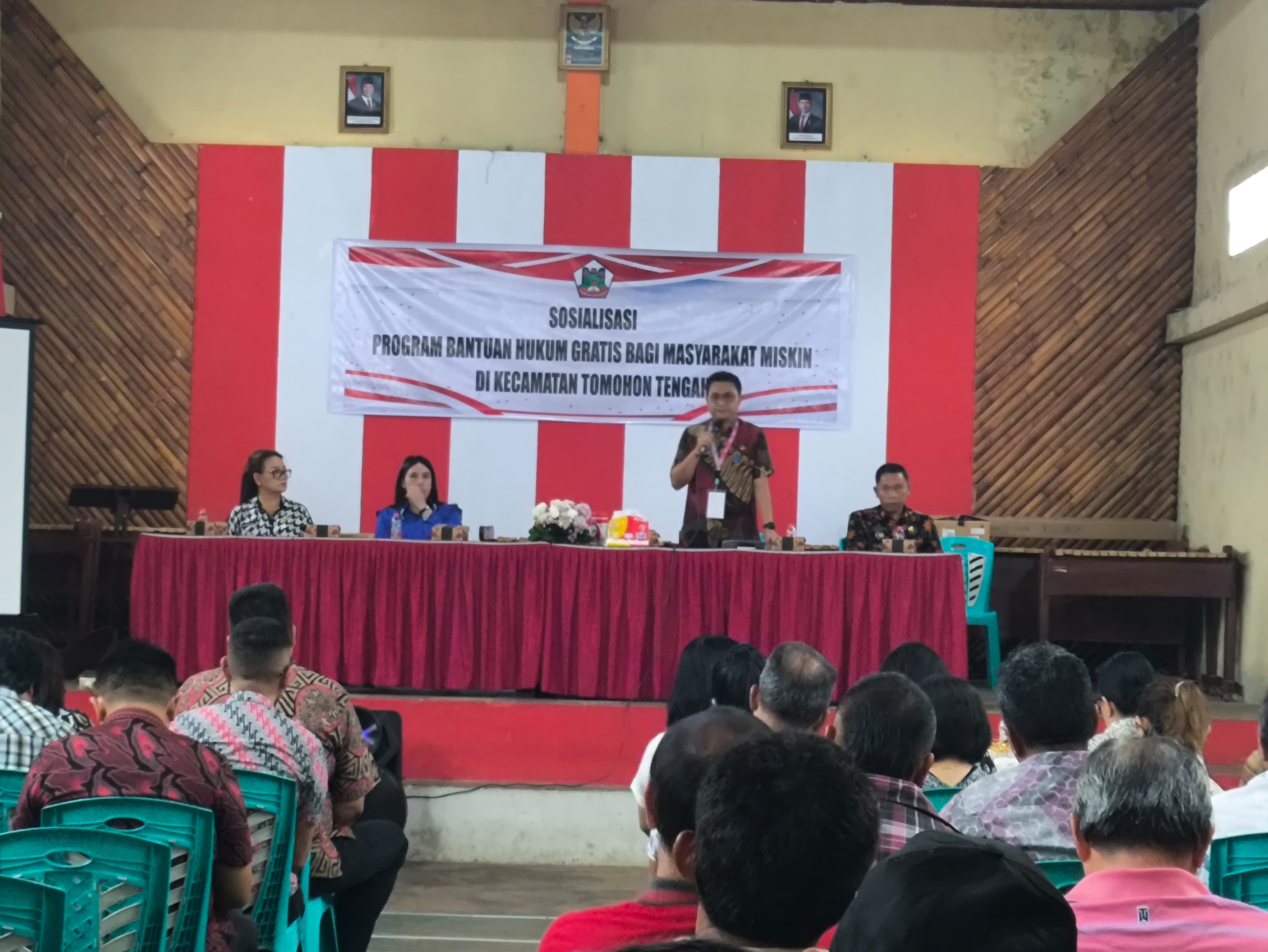 Kabag Hukum Berny Mambu SH MH saat memaparkan program bantuan hukum bagi warga miskin di Kota Tomohon. Dok istimewa