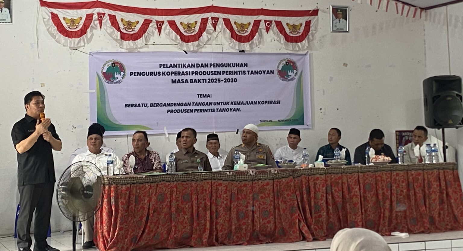 Wakil Bupati Dony Lumenta saat menyampaikan sambutan di pelantikan koperasi tanoyan