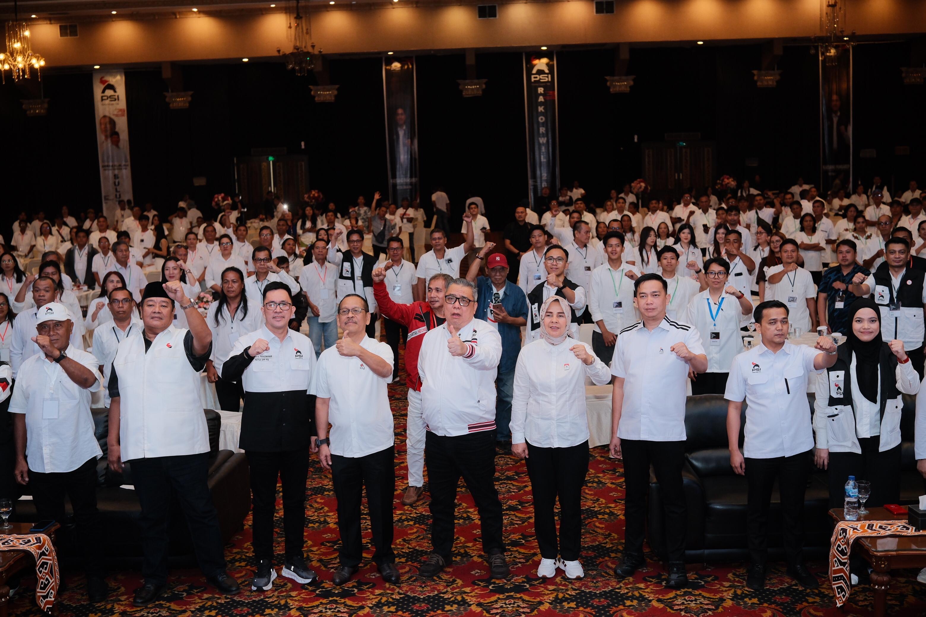 Foto bersama DPP dan Pengurus DPW, DPD serta kader PSI se Sulut dalam Rapat Koordinasi Wilayah, Kamis (27/11)