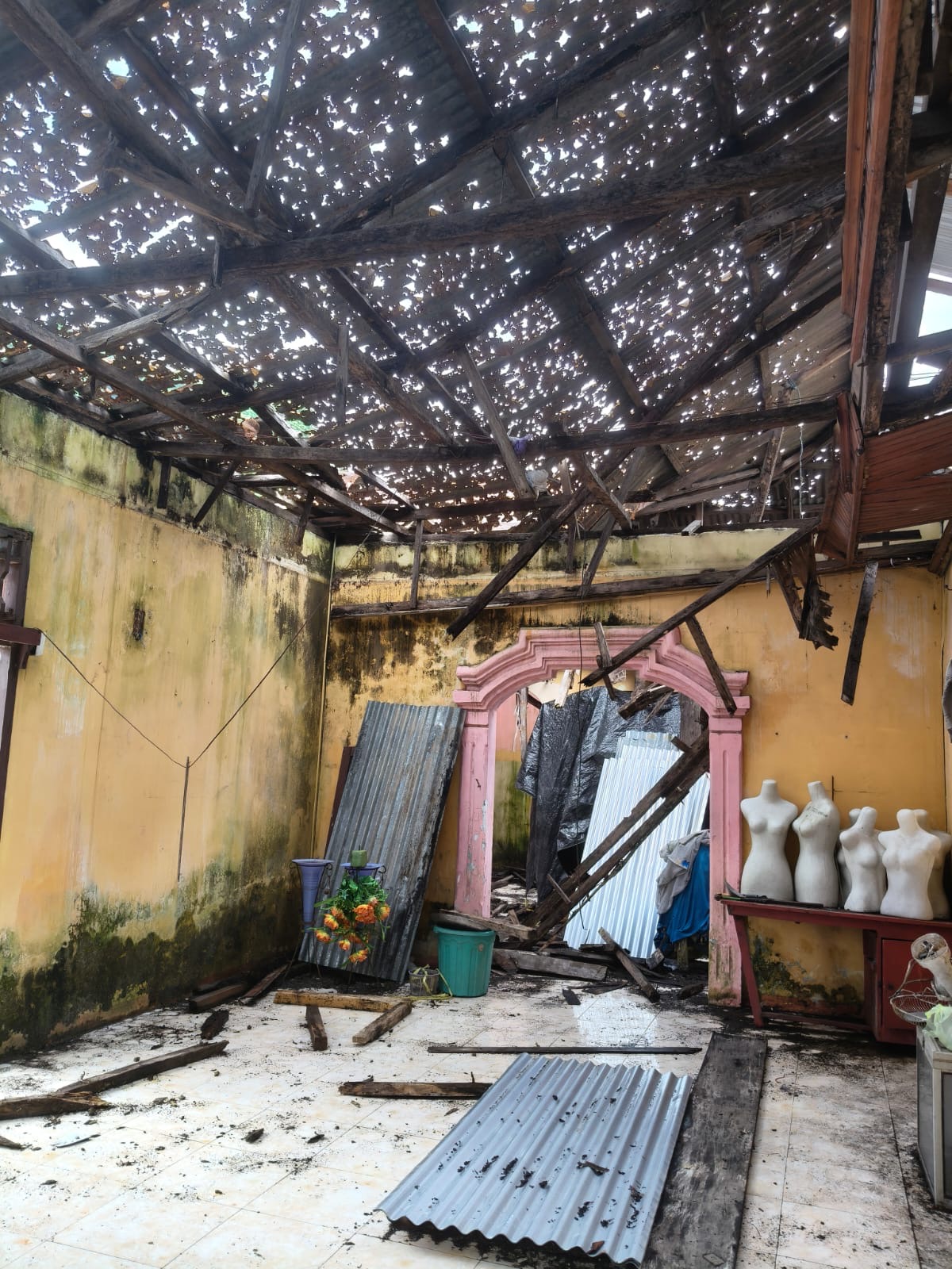 Kondisi salah satu rumah yang terdampak erupsi Gunung Ruang di Kabupaten Sitaro.