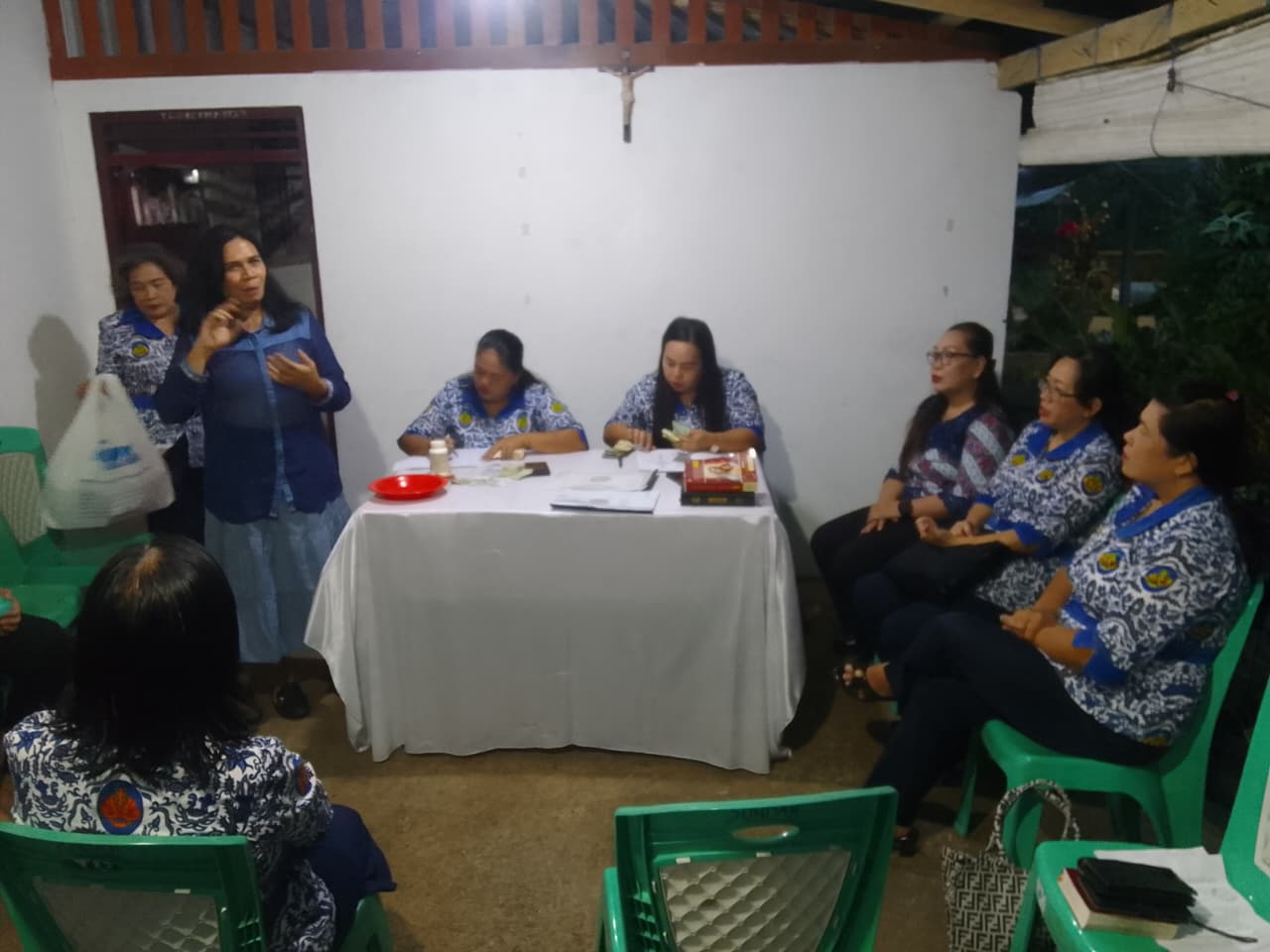 Dra Pingkan Tangkudung MSi saat memberikan pelatihan Public Speaking Impromptu di Gereja St Paulus Lembean