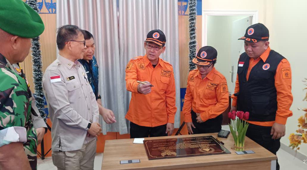 Wali Kota Bitung Hengky Honandar meresmikan Pusdalops, pusat kendali informasi kebencanaan.(Dok Istimewa)