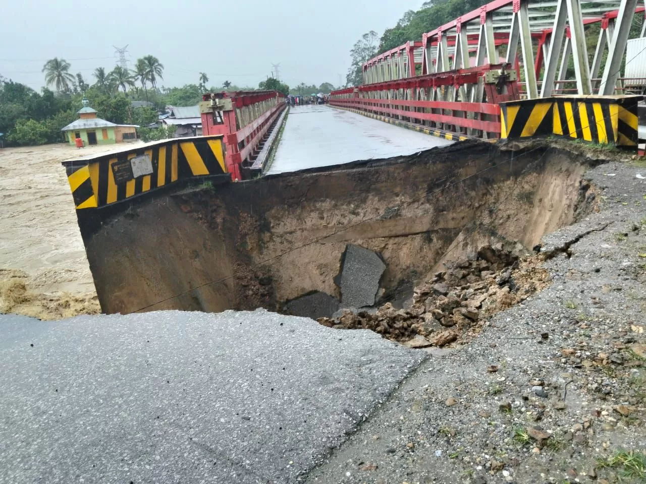 Kondisi jembatan yang terputus akibat banjir di Kabupaten Tapanuli Utara, Sumatra Utara, Selasa (25/11). (BPBD Kabupaten Tapanuli Utara)