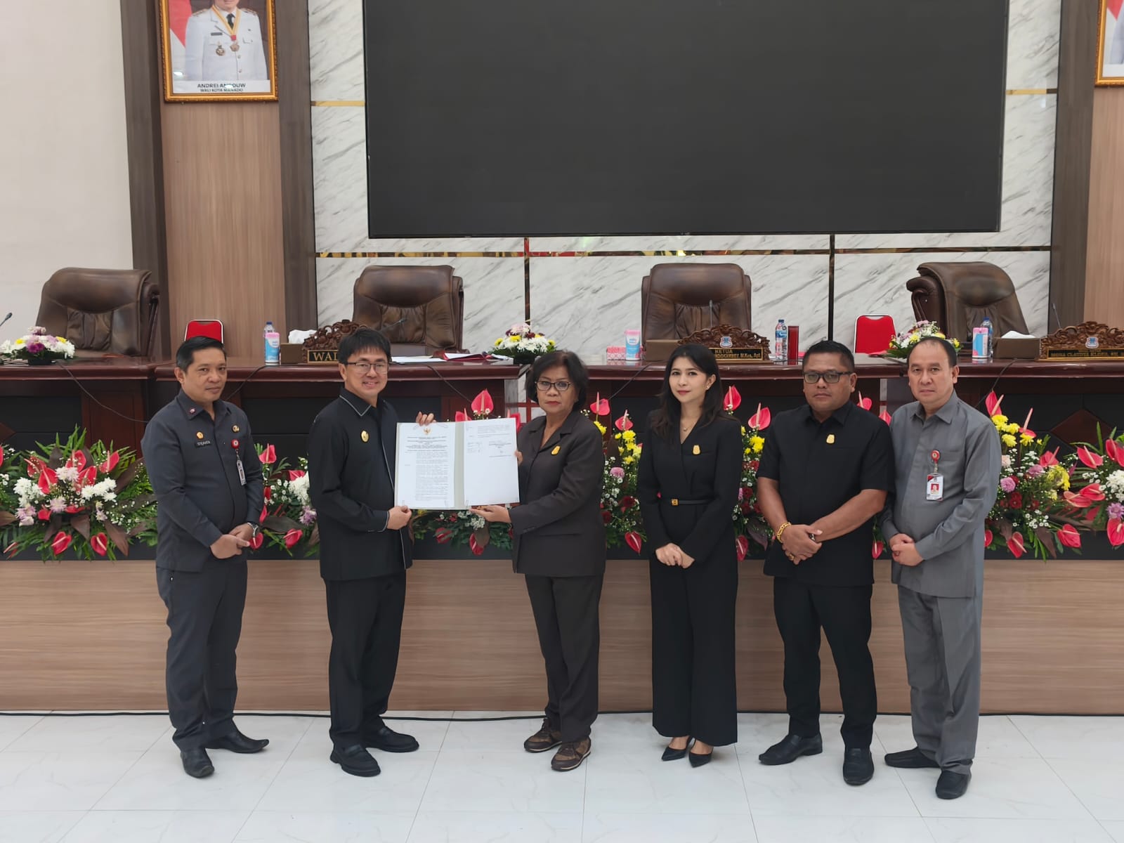 Penadatanganan surat keputusan oleh pimpinan DPRD dan Wali Kota Manado. Foto lain. Anggota Banggar saat menyampaikan laporan pembahasan dalam rapat paripurna, Kamis (27/11).