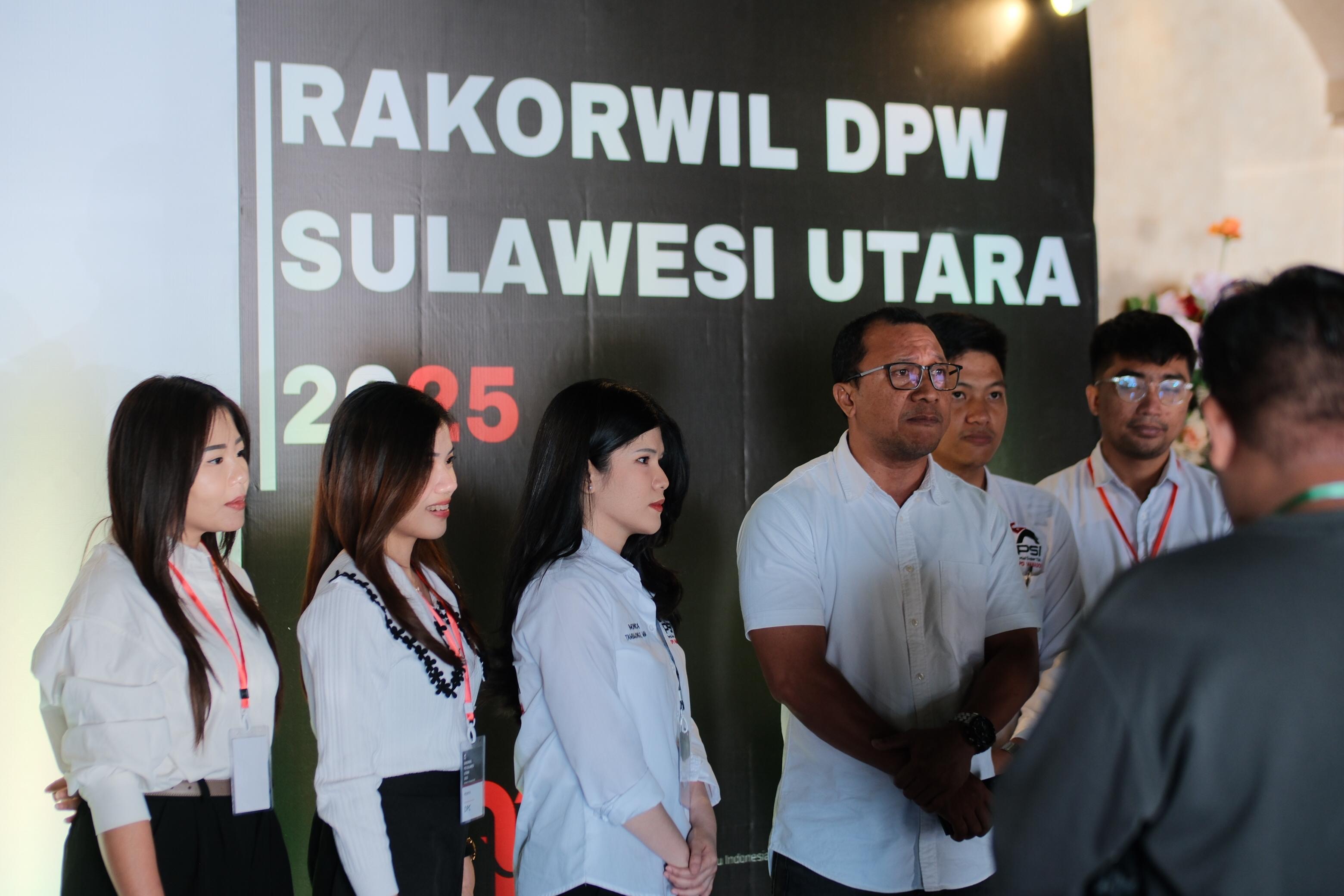 Mantan Wakil Ketua DPRD Manado Adrey Laikun bersama Ketua PSI Manado dan kader anak mura saat diwawancarai di sela-sela Rakorwil, Kamis (27/11)