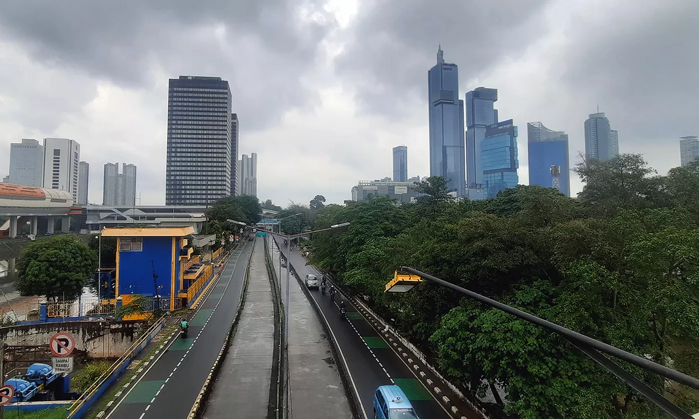 Mendung gelap memayungi Jakarta beberapa waktu lalu. (DERY RIDWANSAH/ JAWAPOS.COM)