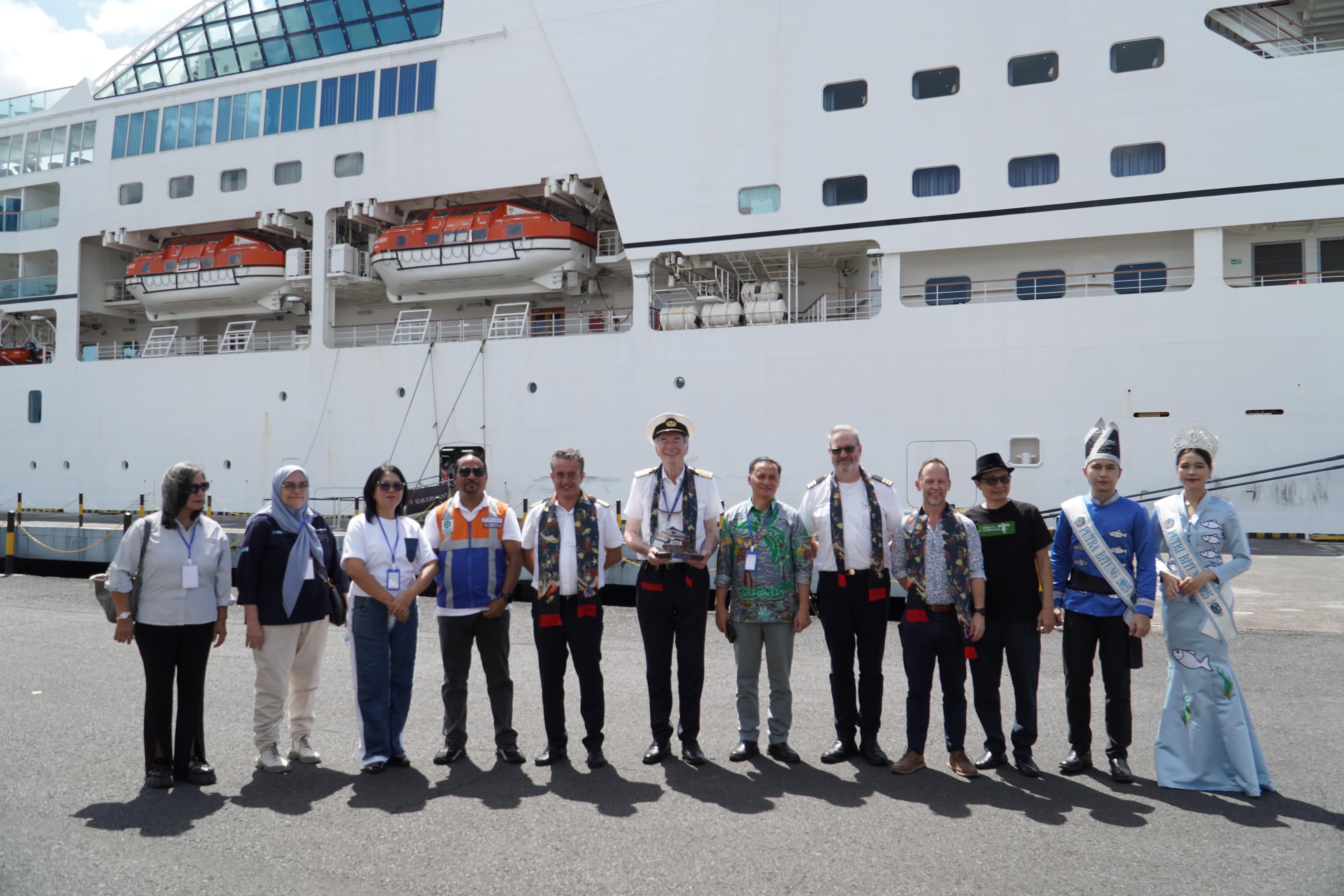 General Manager Pelindo Regional 4 Bitung James David Hukom bersama unsur instansi dan aparat terkait menyambut kedatangan MS Seabourn Quest.(Dok Istimewa)