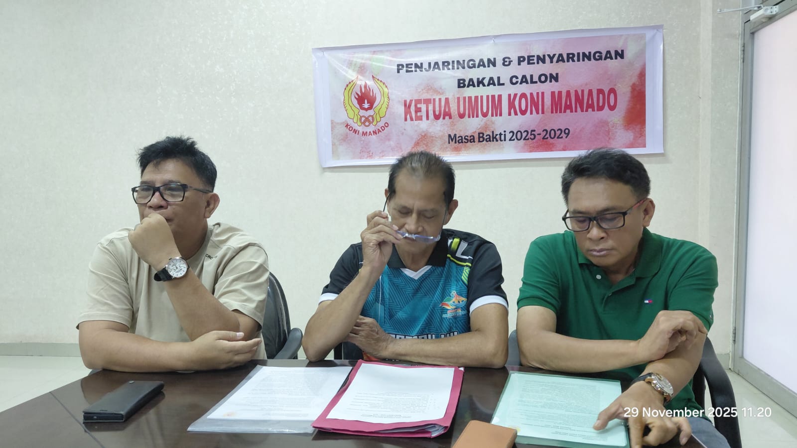 Pengurus KONI Manado dan Tim Penjaringan Calon Ketua Umum saat memberikan keterangan pers, Sabtu (29/11) di Sekretariat.