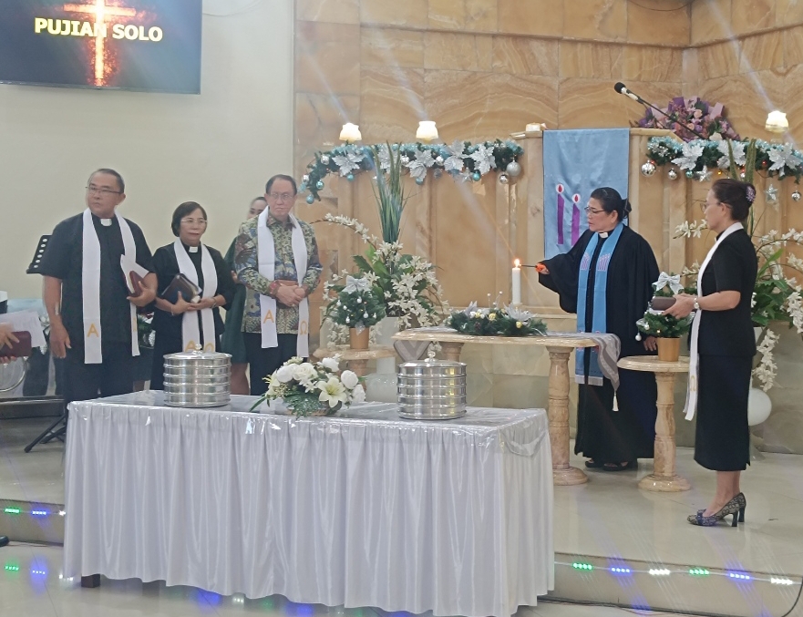 Prosesi di ibadah Menyambut Natal dan Perjamuan Kudus di GMIM Wilayah Manado Tenggara dari Jemaat Eben Haezer Tawarik