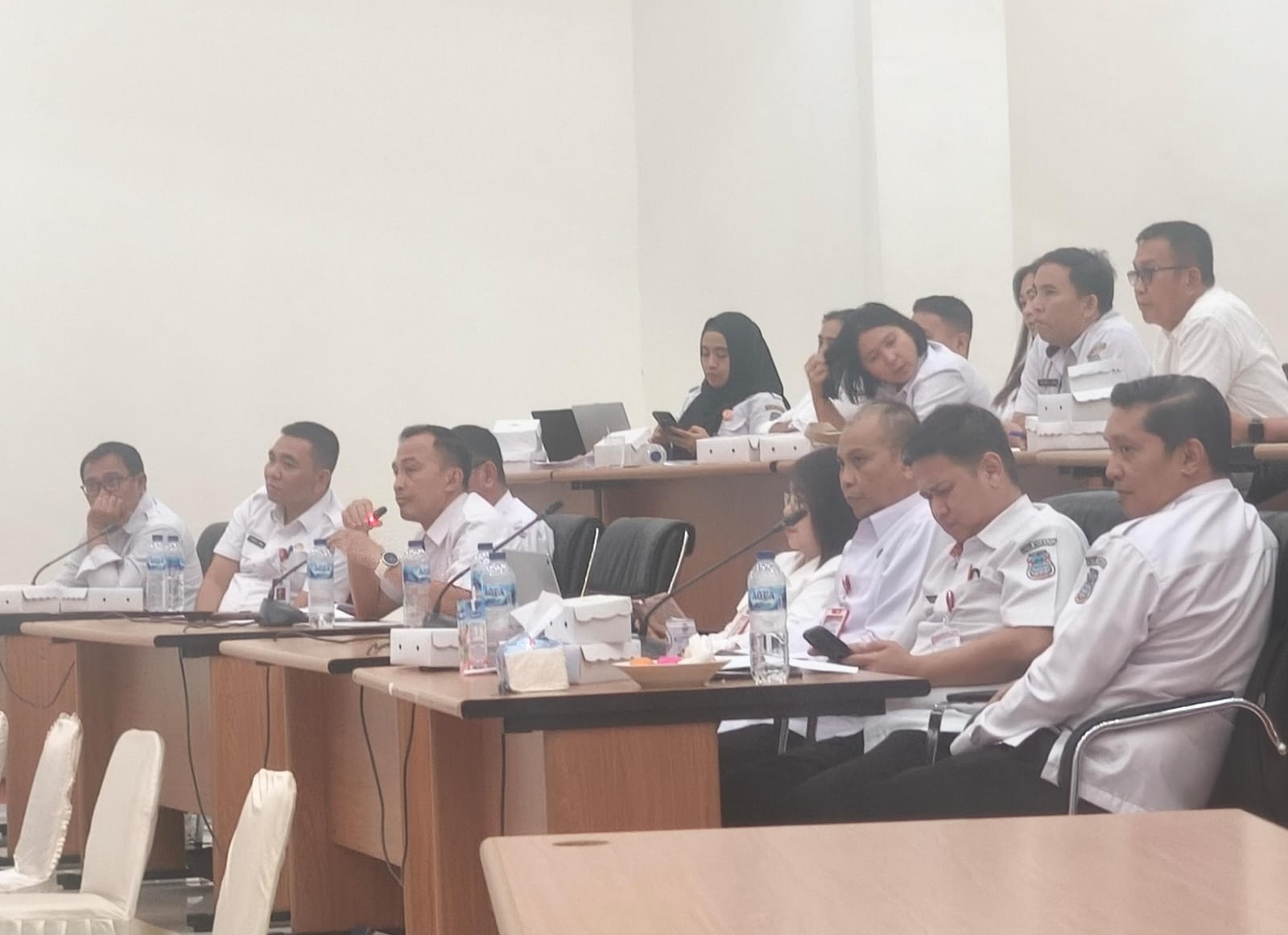 Kadispora Manado saat memberikan penjelasan kepada Badan Anggaran DPRD saat rapat pembahasan, beberapa waktu lalu