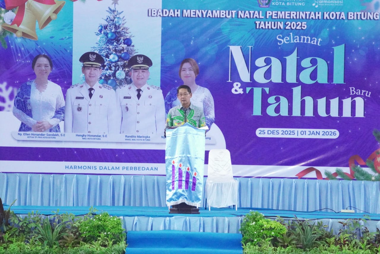 Wali Kota Bitung Hengky Honandar saat membacakan sambutan dalam Ibadah Oikumene dan Perayaan Natal Pemkot Bitung 2025 di GOR Duasudara.(Dok Istimewa)
