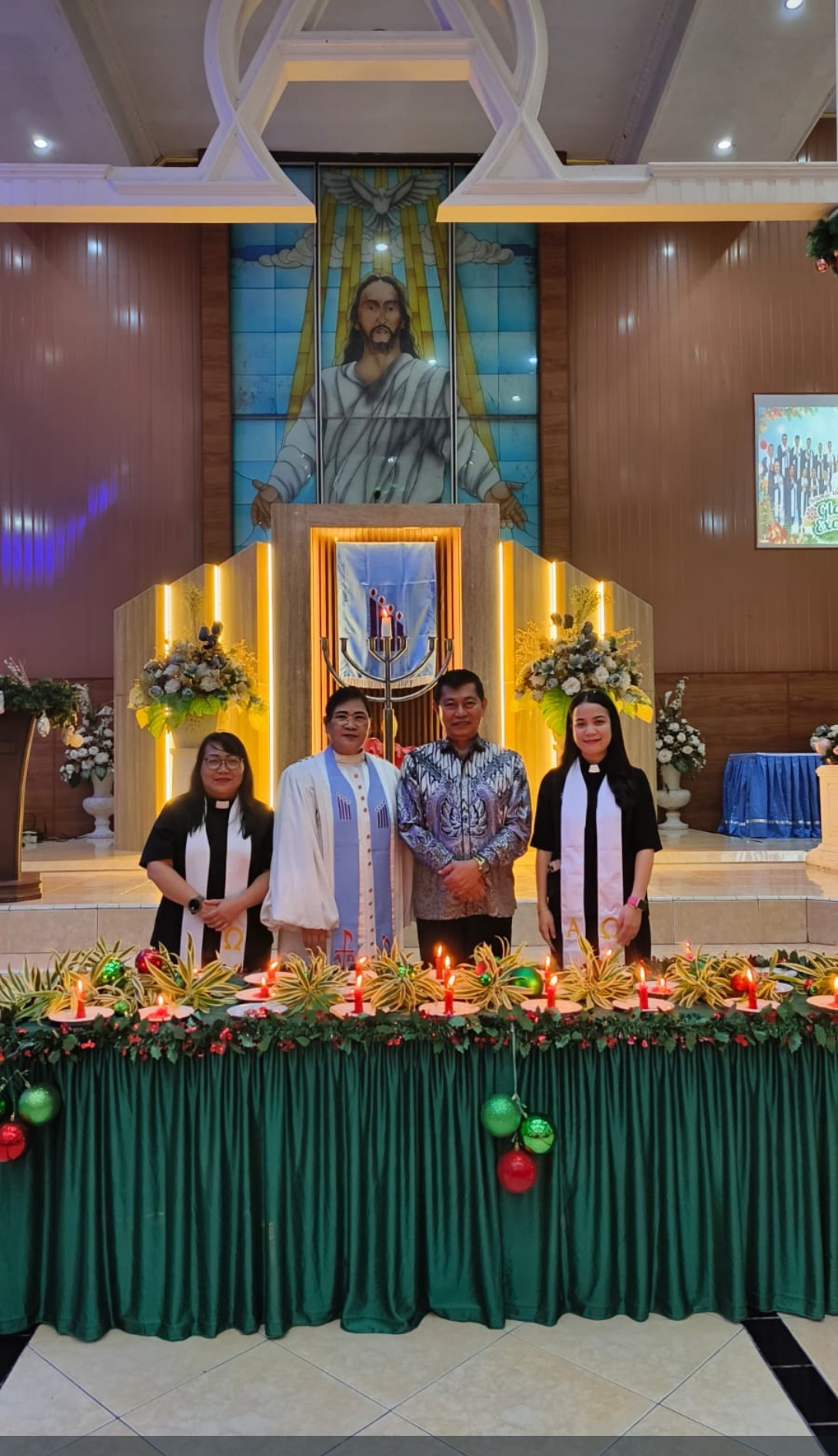 Wagub Victor Mailangkay bersama Pdt Vally Pelealu MTh (Toga Putih), Pdt Rimawanti Wawointana (kiri), dan Pdt Fabiola Sumajow MTh (kanan)