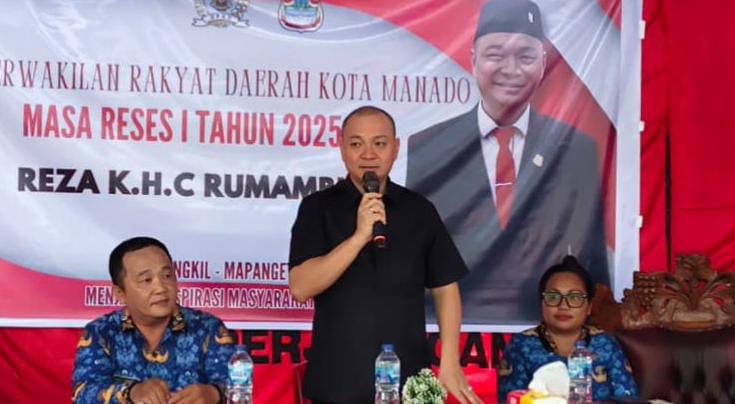Ketua Fraksi PDI Perjuangan Reza Rumambi saat menjemput aspirasi warga lewat reses di Mapanget Barat, Senin (1/12).